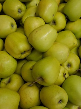 Taze yeşil elmalar beyaz tabakta