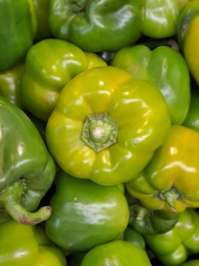 Beyaz arka planda taze yeşil dolma biber.