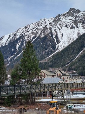 İtalya 'da karlı bir manzaranın güzelliği, dağlarda kış