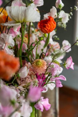 Güzel çiçeklerin buketini kapat.