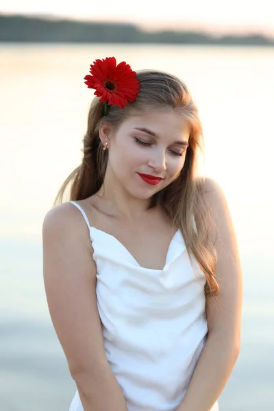 Menina Bonita Fica Praia Fechou Olhos Ela Está Perto Rio — Fotografia de Stock