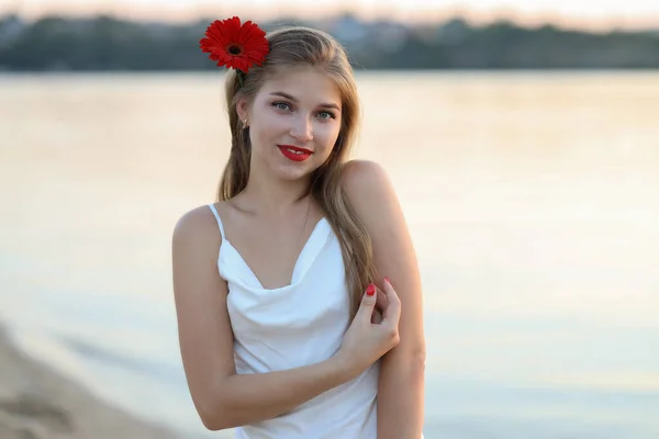 Beautiful Girl Stands Beach Looks Camera She River Dressed White — Stock Photo, Image