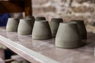 Taze toprak eşyalar, içeride kurutulan çömlekçilik. Ukrain 'in klasik ve geleneksel el işi