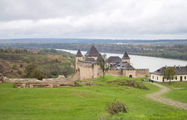 XVIII. Yüzyılın Khotyn kalesi, nehrin sağ kıyısında yer alan Ukrayna 'nın yedi harikasından biri. Khotyn şehrindeki Dinyester.