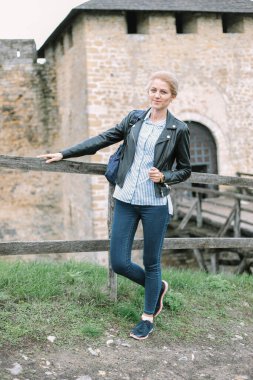 XVIII. Yüzyılın Khotyn kalesinin dışında güzel bir kız duruyor. Dnister nehrinin sağ kıyısındaki Ukrayna 'nın yedi harikasından biri. Seyahat kavramı