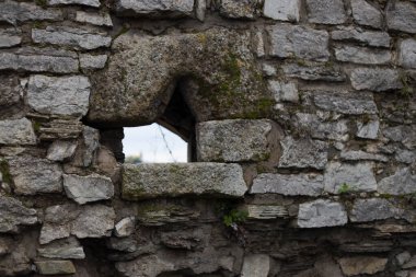 Top delikli taş duvar