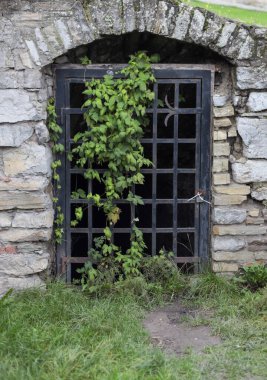 Kamianets-Podilskyi, Khmelnytskyi Bölgesi, Ukrayna 'daki kaledeki yeraltı tünelini kapatan metal kapılar..  