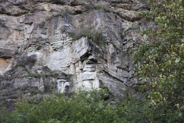 Kamianets-Podilskyi, Khmelnytskyi Bölgesi, Ukrayna 'daki kalenin yapısı için taşların çıkarıldığı taş duvar..  