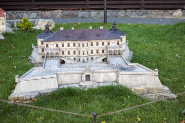 Kamyanets Podolsky, Ukrayna - 17 Ekim 2020: Minyatür Kaleler Müzesi. Müze açık havadadır. Bölgede güzel müzik çalıyor, bütün kaleler karanlıkta aydınlanıyor.