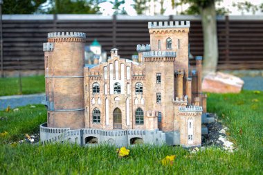 Kamyanets Podolsky, Ukrayna - 17 Ekim 2020: Minyatür Kaleler Müzesi. Müze açık havadadır. Bölgede güzel müzik çalıyor, bütün kaleler karanlıkta aydınlanıyor.