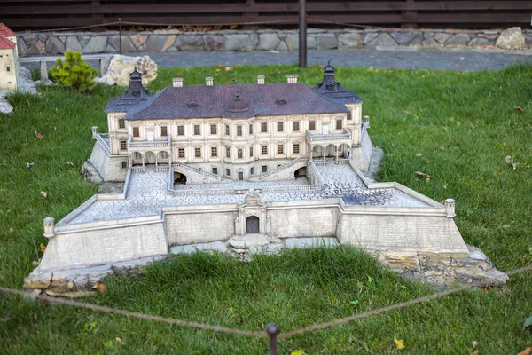 Kamyanets Podolsky, Ukrayna - 17 Ekim 2020: Minyatür Kaleler Müzesi. Müze açık havadadır. Bölgede güzel müzik çalıyor, bütün kaleler karanlıkta aydınlanıyor.