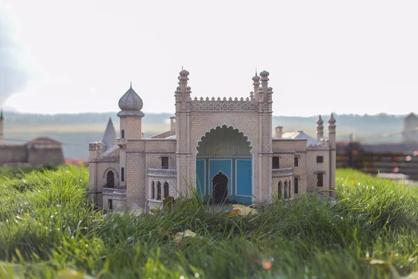 Kamyanets Podolsky, Ukrayna - 17 Ekim 2020: Minyatür Kaleler Müzesi. Müze açık havadadır. Bölgede güzel müzik çalıyor, bütün kaleler karanlıkta aydınlanıyor.