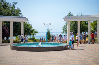 Yuzhne, Ukrayna - 21 Temmuz 2021: Yuzhny 'deki sahil parkı, Ukrayna' nın Odessa ilindeki liman kenti, Siyah sahil bölgesi. Yuzhne şehrindeki sahil parkı. Güneşli bir bahar gününde panoramik manzara, dinlenme 