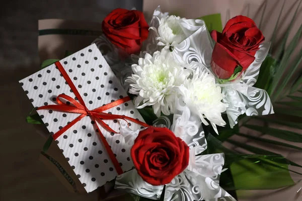 Ramo Rosas Rojas Con Sobre Regalo Cintas Rojas Papel Blanco —  Fotos de Stock