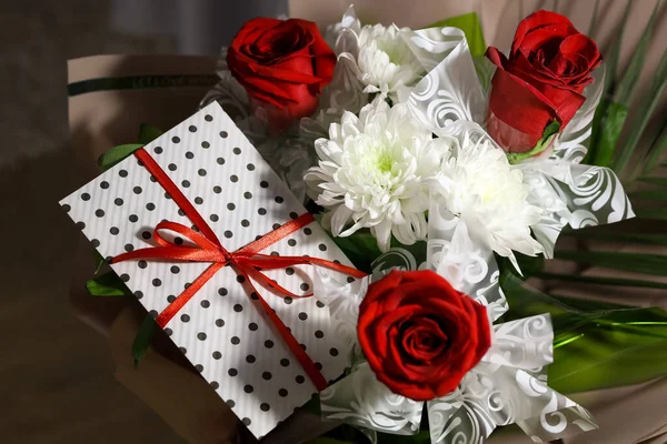 Κόκκινα Τριαντάφυλλα Μπουκέτο Φάκελο Δώρου Κόκκινες Κορδέλες Λευκό Χαρτί Για — Φωτογραφία Αρχείου