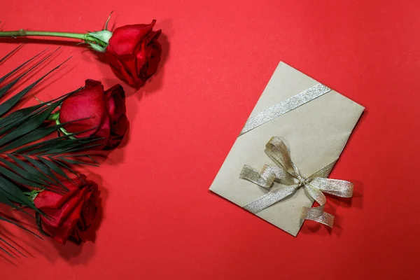 봉투가 인증서 안으로 개념이지 빨간색 배경은 텍스트를 결혼식 과놀라운 — 스톡 사진