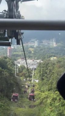 Awana Skyway Kablo Arabası 'ndan Genting Highlands Resort Tesisi' ne inen Lush Mountain Scenery 'nin Ortası