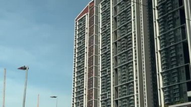 Temiz Mavi Gökyüzüne Karşı Modern Yüksek Katlı Apartman, Şehir Yoğunluğu ve Konut Yaşamı 'nı simgeliyor