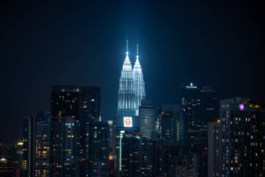 Kuala Lumpur Şehri Iconic Petronas İkiz Kuleleri ile Gece Ufuk Çizgisi Küresel İş ve Kentsel Yaşamı Temsil Ediyor