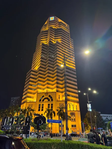 Kuala Lumpur 'daki Maybank Gökdeleni Gece Altın Işıklarıyla aydınlandı, Finans ve Gücü simgeliyor