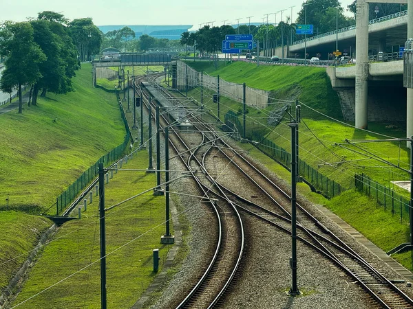Yemyeşil setler ve Otoyol Altyapısı Arasında Kesişen Demiryolu İzleri Genel Görünümü