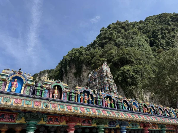 Batu mağaralarının dramatik kireçtaşı kayalıklarının tabanında renkli Hindu Tapınağı Gopuram, Kuala Lumpur, Malezya