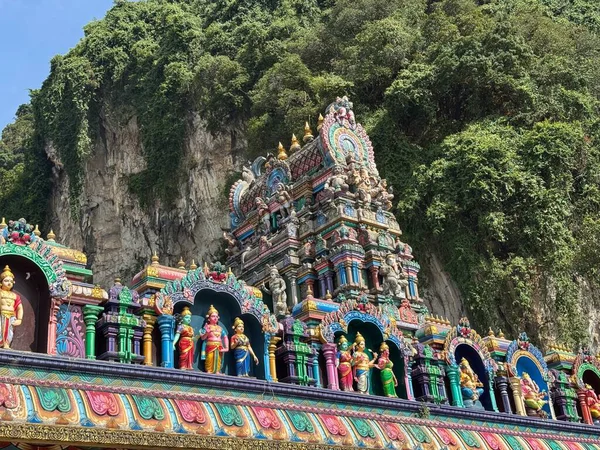 Batu mağaralarının dramatik kireçtaşı kayalıklarının tabanında renkli Hindu Tapınağı Gopuram, Kuala Lumpur, Malezya