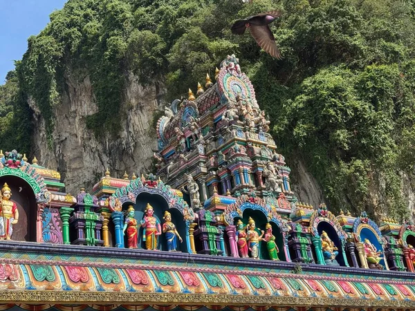 Batu mağaralarının dramatik kireçtaşı kayalıklarının tabanında renkli Hindu Tapınağı Gopuram, Kuala Lumpur, Malezya