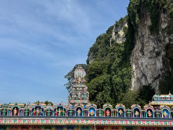 Batu mağaralarının dramatik kireçtaşı kayalıklarının tabanında renkli Hindu Tapınağı Gopuram, Kuala Lumpur, Malezya