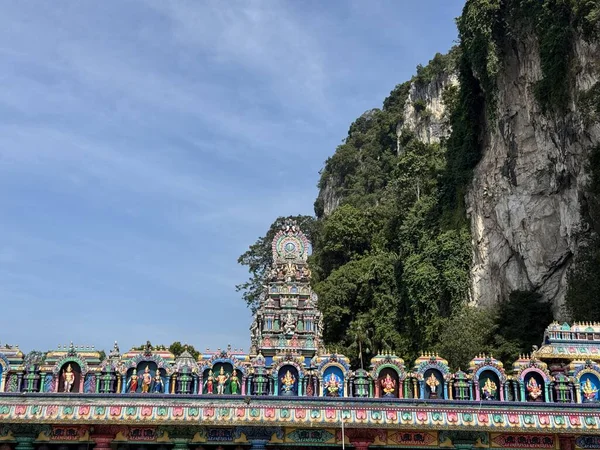 Batu mağaralarının dramatik kireçtaşı kayalıklarının tabanında renkli Hindu Tapınağı Gopuram, Kuala Lumpur, Malezya