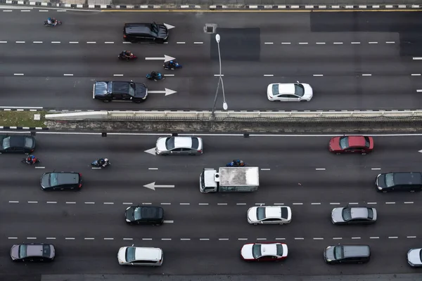 Çok şeritli Şehir Otobanı Çevre Yolunda Orta Yol Kesişiminin Yukarıdan Aşağı Hava Görüntüsü