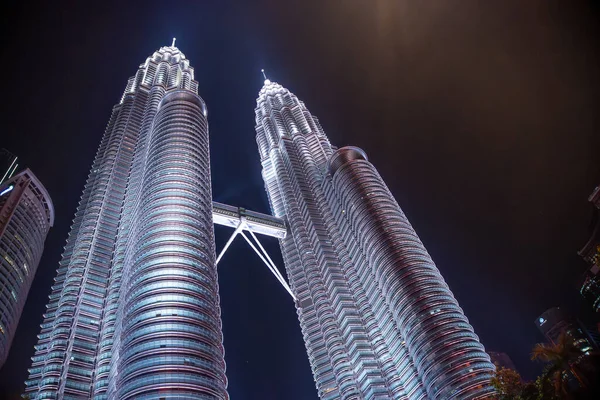 Iconic Petronas İkiz Kuleleri ve Skybridge 'in Düşük Açı Çekimi, Karanlık Gece Gökyüzüne Karşı Parlak Aydınlatma