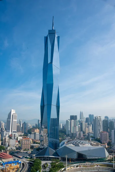 Görkemli Merdeka 118 Megatall Kuala Lumpur Şehrine hakim Parlak Mavi Gökyüzüne karşı