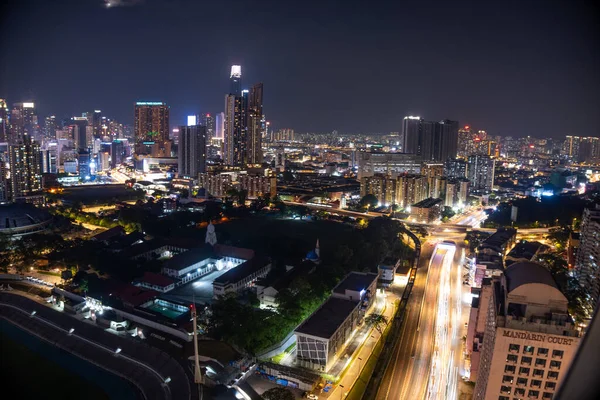 Yoğun Otoyol 'da Bulanık Otomobil Işığı İzleri Olan Metropolis Skyline' ın Uzun Maruz Kalma Gecesi Görüntüsü