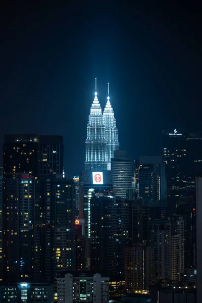 Kuala Lumpur Şehri Iconic Petronas İkiz Kuleleri ile Gece Ufuk Çizgisi Küresel İş ve Kentsel Yaşamı Temsil Ediyor