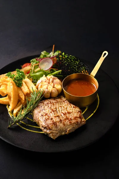 Patates ve sebzeli ızgara tavuk bifteği.