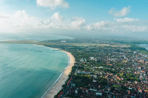 Bali, Endonezya 'da palmiye ağacı ve tropik plajlı güzel beyaz kumsal manzarası
