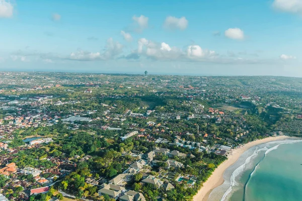 Güzel sahil ve deniz manzarası