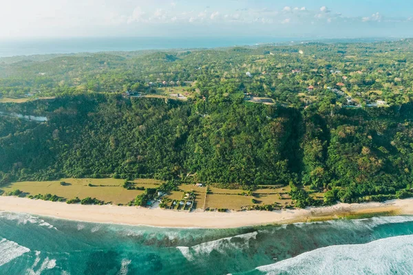 Plajın güzel hava manzarası ve palmiyeli tropikal deniz.