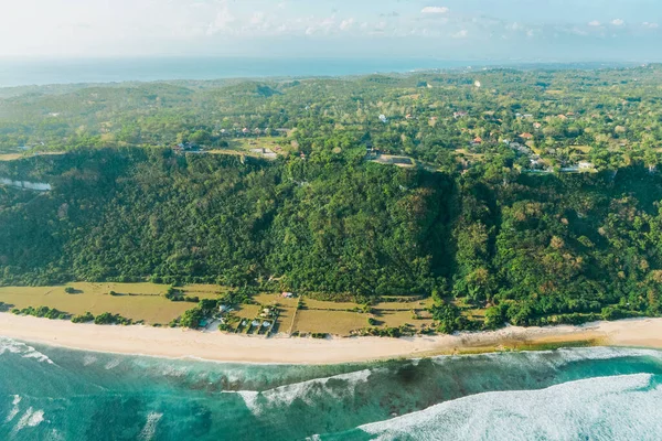 Tropikal adanın beyaz kumlu sahil insansız hava aracının güzel manzarası.