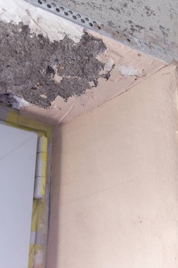 Bir dairede onarım, pencere açıklarını sağlamlaştırma ve seviyelendirme