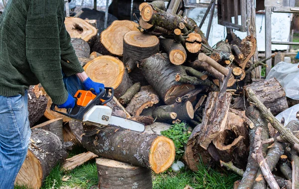 Brandhout Klaarmaken Voor Winter Kersenhout Opgestapeld Een Hoop Tuin Een — Stockfoto