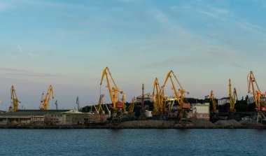 Odessa, Ukrayna - 07 Ağustos 2021: Odessa Limanı Ukrayna 'nın en büyük limanıdır ve Ukrayna' nın önemli bir nakliye ve yolcu taşımacılık merkezidir.