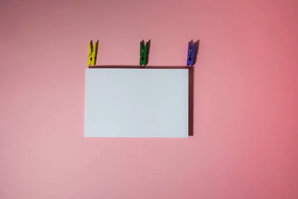 Креативна планка з листівкою та різнокольоровими прищіпками — стокове фото