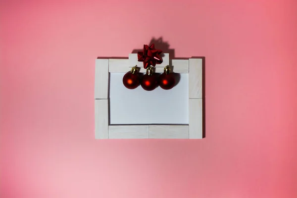 Biglietto di auguri di Natale su sfondo rosa con palle di albero di Natale — Foto Stock
