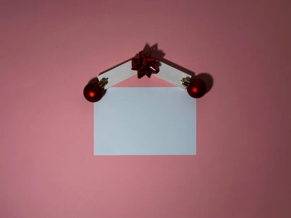 Tarjeta de felicitación de Navidad sobre fondo rosa con bolas de árbol de Navidad —  Fotos de Stock