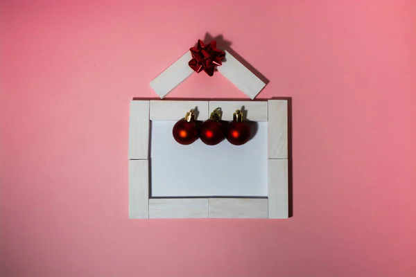 Рождественские открытки на розовом фоне с рождественскими шарами — стоковое фото