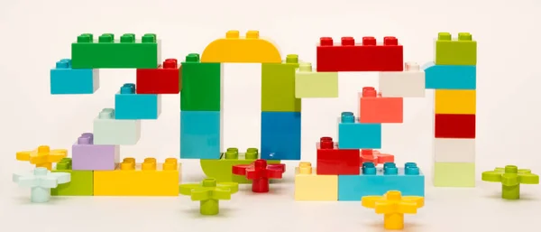 Numero 2021 di nuovo anno da blocchi di plastica giocattolo colorati — Foto Stock