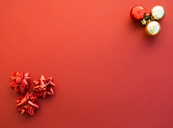 赤い紙の背景に金と赤のクリスマスツリーボール。ミニマルクリスマスのコンセプト — ストック写真
