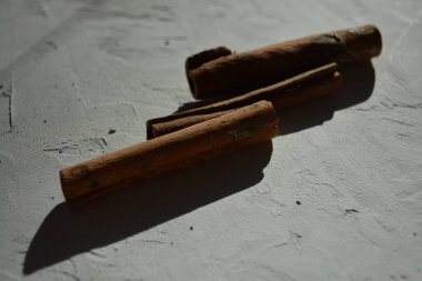 Yaratıcı fotoğrafçılık. Üç çubuk tarçın. Sert ışık.